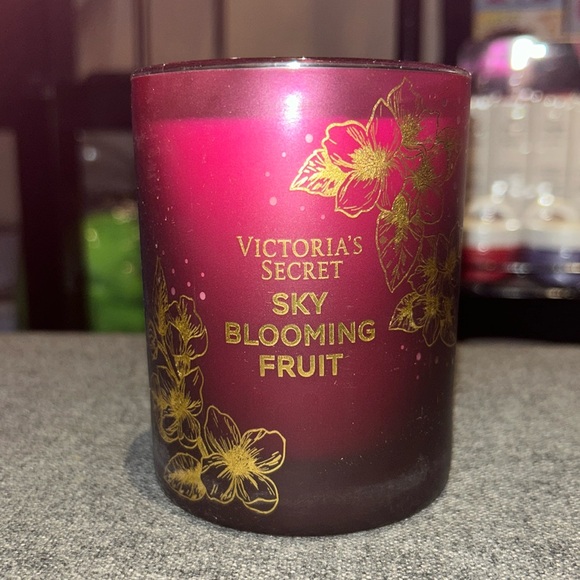Victoria’s Secret Sky Blooming Fruit Single Wick Candle - Picture 1 of 2